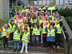 Die Kinder der Grundschule Augustastraße freuen sich über die neuen Warnwesten, die sie von den Verkehrssicherheitsberatern der Polizei überreicht bekommen haben. (Foto © Sandra Grünwald)