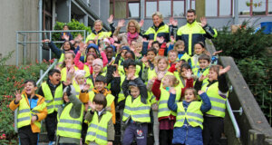 Die Kinder der Grundschule Augustastraße freuen sich über die neuen Warnwesten, die sie von den Verkehrssicherheitsberatern der Polizei überreicht bekommen haben. (Foto © Sandra Grünwald)