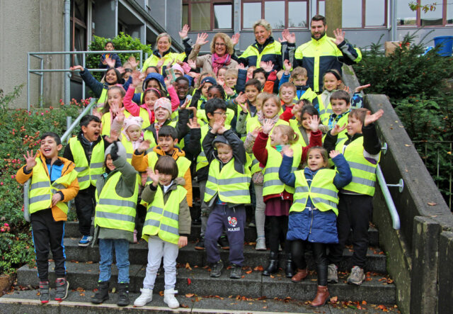 Die Kinder der Grundschule Augustastraße freuen sich über die neuen Warnwesten, die sie von den Verkehrssicherheitsberatern der Polizei überreicht bekommen haben. (Foto © Sandra Grünwald)