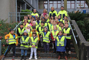 Mit den neuen Westen sind die Kinder bei Ausflügen und sonstigen Aktionen außerhalb der Schule gut geschützt. (Foto © Sandra Grünwald)