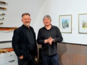 Dirk Balke (li) und Andre Peer freuen sich, gemeinsam die erste Wechselausstellung im Gräfrath-Museum zu präsentieren. (Foto: © Martina Hörle)