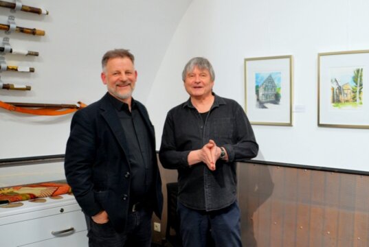 Dirk Balke (li) und Andre Peer freuen sich, gemeinsam die erste Wechselausstellung im Gräfrath-Museum zu präsentieren. (Foto: © Martina Hörle)