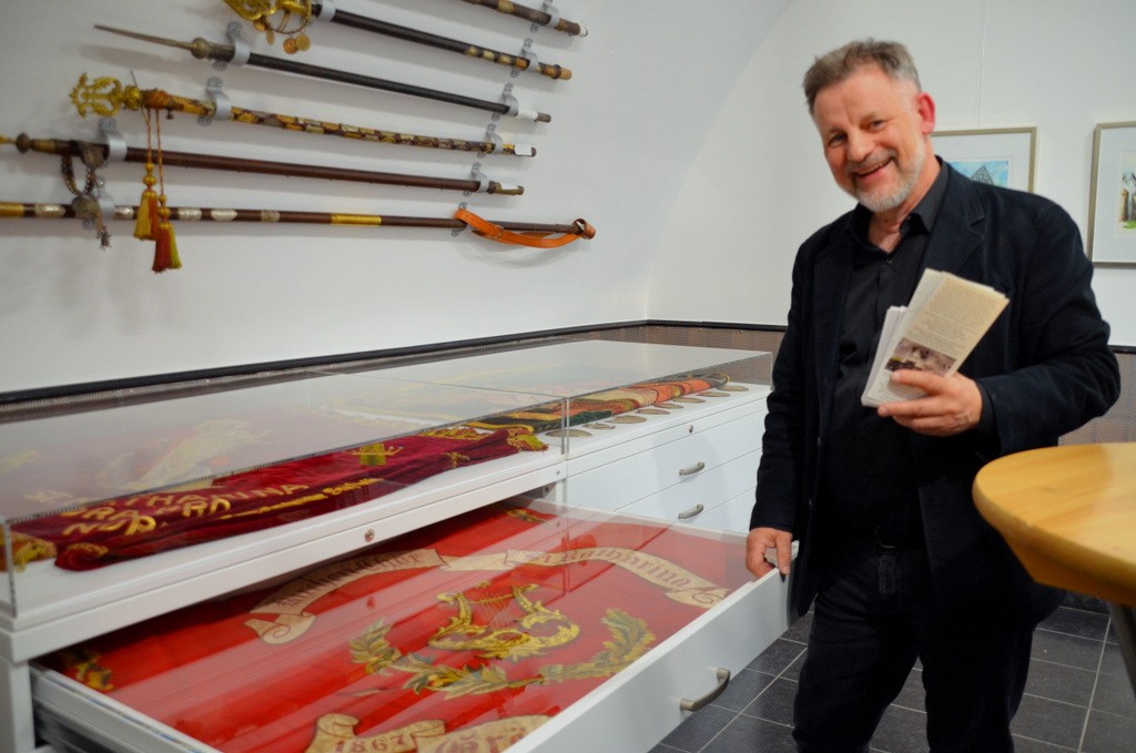 Die wertvollen Vereinsfahnen des Museums werden nun geschützt in einem Stahlschrank aufbewahrt. (Foto: © Martina Hörle)