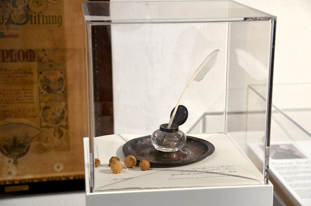 Das historische Tintenfass, eine Leihgabe der Stadtsparkasse Solingen, ist ein Geschenk des Augenarztes Friedrich Hermann de Leuw an seinen Sohn Friedrich August de Leuw. (Foto: © Martina Hörle)