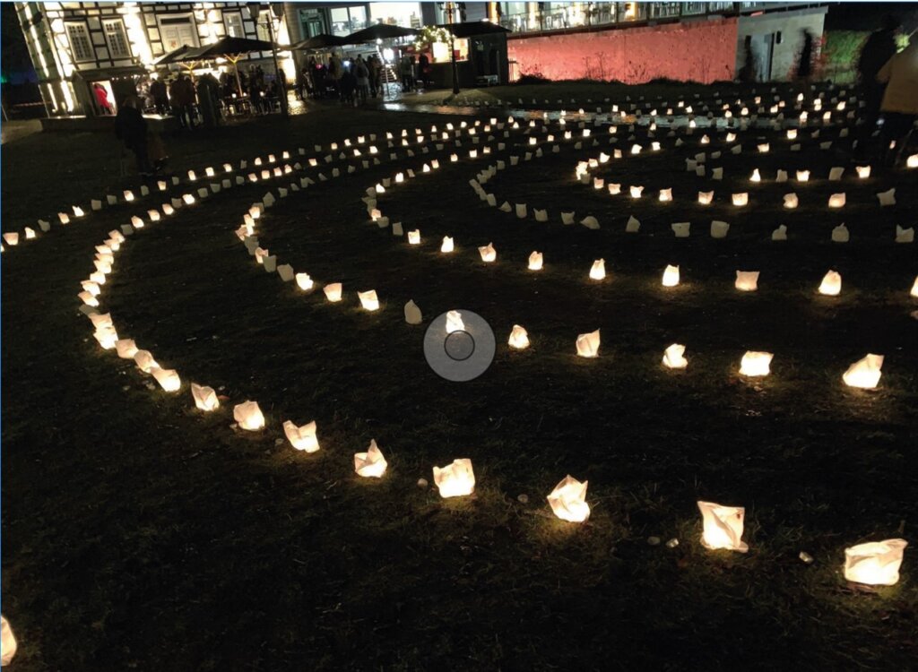 Nach diesem Beispiel sollen die Besucher der Lichternacht ihre Lichtelemente in ein vorgezeichnetes Muster stellen. (Foto: © Michael Boeck)