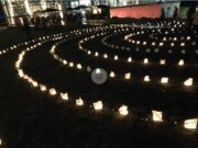 Nach diesem Beispiel sollen die Besucher der Lichternacht ihre Lichtelemente in ein vorgezeichnetes Muster stellen. (Foto: © Michael Boeck)
