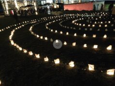 Nach diesem Beispiel sollen die Besucher der Lichternacht ihre Lichtelemente in ein vorgezeichnetes Muster stellen. (Foto: © Michael Boeck)