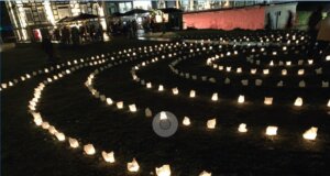 Nach diesem Beispiel sollen die Besucher der Lichternacht ihre Lichtelemente in ein vorgezeichnetes Muster stellen. (Foto: © Michael Boeck)