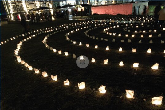 Nach diesem Beispiel sollen die Besucher der Lichternacht ihre Lichtelemente in ein vorgezeichnetes Muster stellen. (Foto: © Michael Boeck)