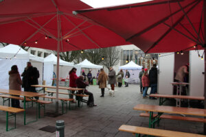 Zum ersten Mal veranstaltete die Fronhofgemeinschaft eine Weihnachtshofschaft, einen kleinen, familiären Weihnachtsmarkt mitten auf dem Fronhof. (Foto © Sandra Grünwald)