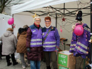 Angelika Kieselbach und Bettina Hohmann von der Notfallseelsorge freuten sich über viel Interesse. (Foto © Sandra Grünwald)