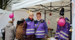 Angelika Kieselbach und Bettina Hohmann von der Notfallseelsorge freuten sich über viel Interesse. (Foto © Sandra Grünwald)