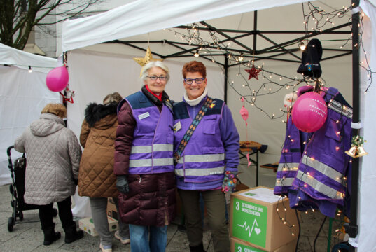 Angelika Kieselbach und Bettina Hohmann von der Notfallseelsorge freuten sich über viel Interesse. (Foto © Sandra Grünwald)