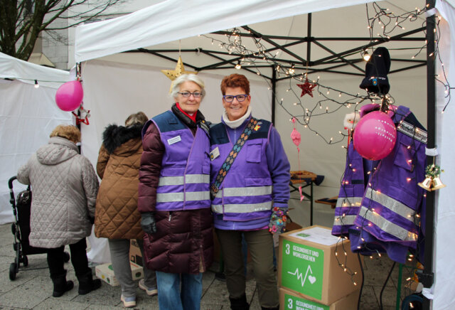 Angelika Kieselbach und Bettina Hohmann von der Notfallseelsorge freuten sich über viel Interesse. (Foto © Sandra Grünwald)