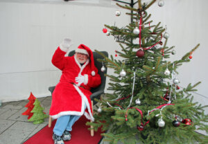 Bernhard Fodor gab den Weihnachtsmann, der sich gerne mit den Kindern fotografieren ließ. (Foto © Sandra Grünwald)