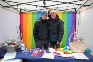 Sebastian Bergfeld und Manfred Ackermann von CSD Solingen brachten Farbe in die Weihnachtshofschaft. (Foto © Sandra Grünwald)