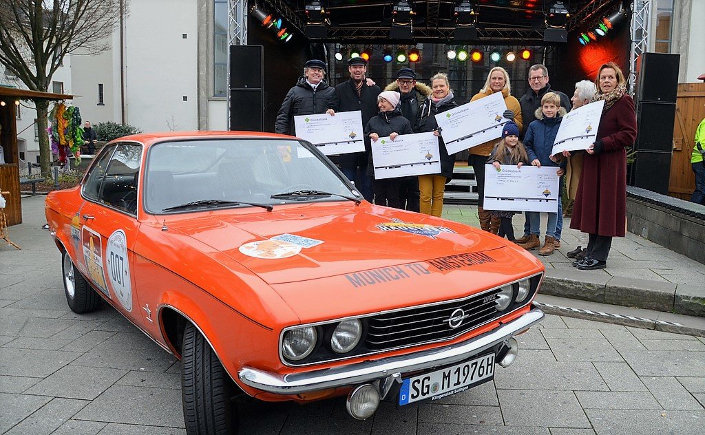 Fünf soziale Institutionen freuen sich über eine Spende von je 1.301 Euro. Die Klingenstädter Kadetten übergaben am Samstag die symbolischen Schecks. (Foto: © Martina Hörle)