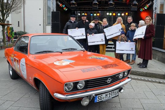 Fünf soziale Institutionen freuen sich über eine Spende von je 1.301 Euro. Die Klingenstädter Kadetten übergaben am Samstag die symbolischen Schecks. (Foto: © Martina Hörle)