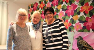 Brigitte Gliewe, Miriam Gatawetzki-Köppchen und Silvia Peters (v.l.) von den Wuppersteinen besuchten die Adolf-Kolping-Wohnstätte mit Weihnachtssteinen. (Foto © Sandra Grünwald)