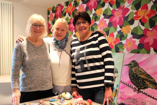 Brigitte Gliewe, Miriam Gatawetzki-Köppchen und Silvia Peters (v.l.) von den Wuppersteinen besuchten die Adolf-Kolping-Wohnstätte mit Weihnachtssteinen. (Foto © Sandra Grünwald)