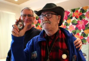 Thomas Köppchen freut sich mit Bewohner Uwe über einen Weihnachtsstein. (Foto © Sandra Grünwald)