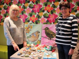 Brigitte Gliewe und Silvia Peters malten und häkelten kleine Geschenke. (Foto © Sandra Grünwald)