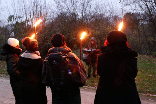 Die Zuhörer lauschten in stimmungsvoller Atmosphäre gespannt den Abenteuern von Prinzen, Königspaaren und dem Traviandantus. (Foto: © Thorsten Reich)