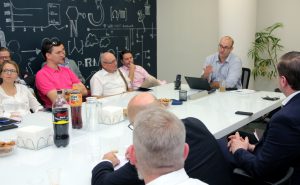 Udi Zamwel (re. am Kopfende des Tisches), Product Manager der israelischen Hi-Tech-Firma Nano Dimensions, stellte der Solinger Wirtschaftsdelegation am Montag sein Unternehmen vor. (Foto: © B. Glumm)