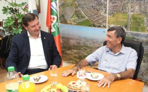 Oberbürgermeister Tim Kurzbach (li.) im Gespräch mit Yossi Shvo, der bereits seit 25 Jahren Bürgermeister von Solingens Partnerstadt Ness Ziona ist. (Foto: © B. Glumm)