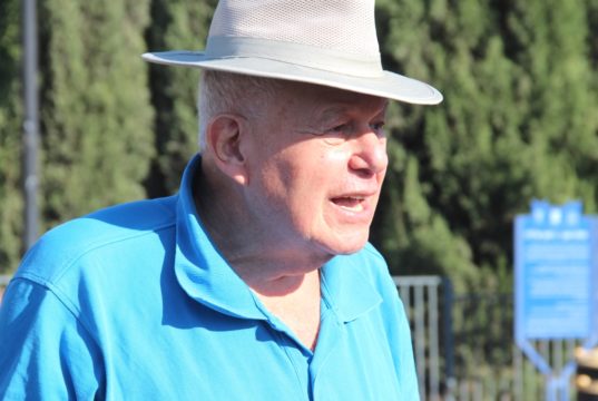Dr. Rafael Schnitzer ist seit Jahrzehnten Kontaktmann für den Freundeskreis Solingen-Ness Ziona vor Ort in Israel. (Foto: © Bastian Glumm)