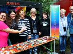 Die Mitglieder der Gruppe Wuppersteine (v. li. Natascha, Ute, Ulrike, Brigitte. Rechts neben dem Banner Miriam, Gabriele) hatten zahlreiche fröhlich bemalte Steine mitgebracht. Bei dieser Gelegenheit präsentierten sie auch ihr neues Logo, Olli, die Wupperstein-Kröte. (Foto: © Martina Hörle)