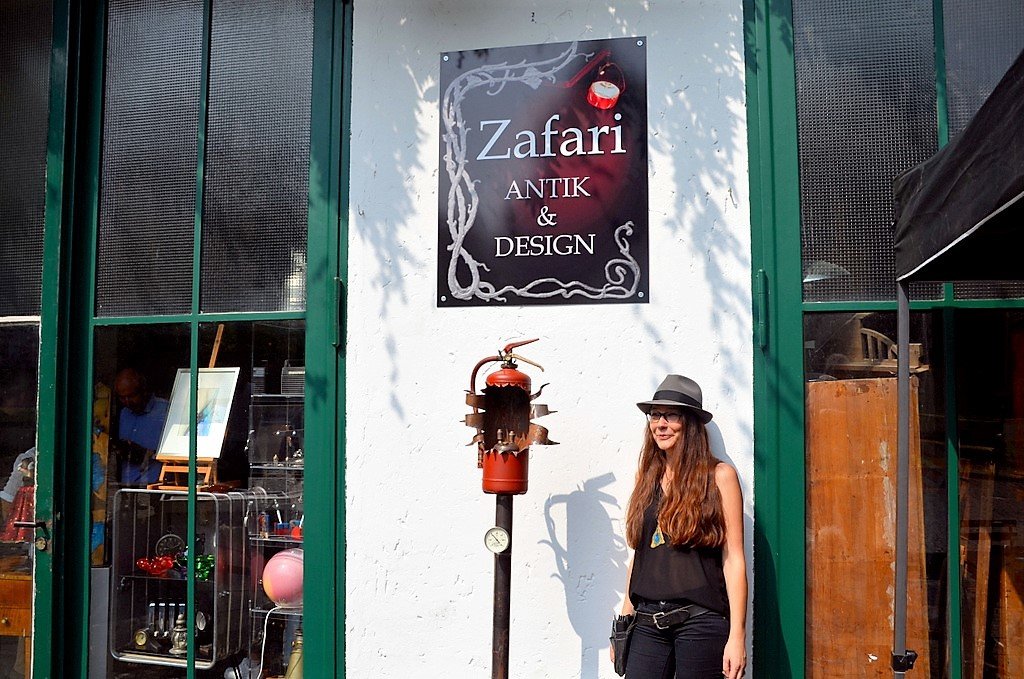 Claudia Schneider hat am letzten Samstag unter dem Namen „Zafari Antik & Design“ an der Kottendorfer Straße 61 neue Ausstellungsräume eröffnet. (Foto: © Martina Hörle)