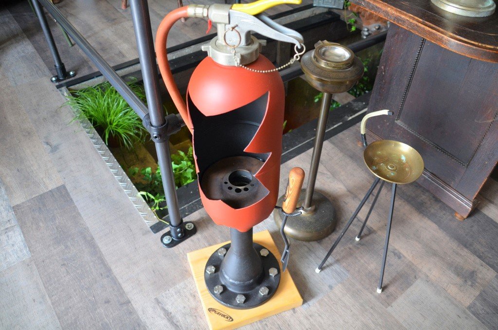 Patrick Mademann hat aus einem alten Feuerlöscher diese kuriose Öllampe entworfen. (Foto: © Martina Hörle)