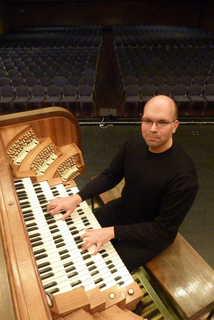 Organist Roland Winkler beim Konzert an der großen Klais-Orgel. Die Orgel wurde von der Unesco zum Weltkulturerbe erhoben. (Foto: © Kulturmanagement)