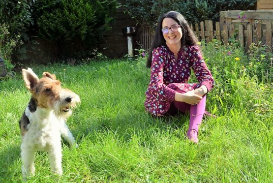 Nadine Diab-Heinz lässt sich gerne inmitten einer Wiese inspirieren. Seit etwa einem Jahr schreibt die Zeilenzauberin „Geschenkte Geschichten“. (Foto: © Martina Hörle)