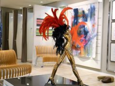 Die Ausstellung „Zeit für die Kunst“ im Einkaufscenter Hofgarten zeigt den Besuchern hochwertige und vielfältige Werke von insgesamt sieben Künstlern. Die Bronzeskulptur “Kölsche Venus“ von Günter Thelen ist mit ihrem goldenen Körper und dem leuchtend roten Kopfschmuck ein absoluter Blickfang. (Foto: © Martina Hörle)