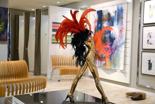 Die Ausstellung „Zeit für die Kunst“ im Einkaufscenter Hofgarten zeigt den Besuchern hochwertige und vielfältige Werke von insgesamt sieben Künstlern. Die Bronzeskulptur “Kölsche Venus“ von Günter Thelen ist mit ihrem goldenen Körper und dem leuchtend roten Kopfschmuck ein absoluter Blickfang. (Foto: © Martina Hörle)