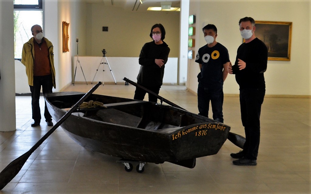 Für seine Bearbeitung des Rheingrafenfelsen brauchte der japanische Künstler Hiroyuki Masuyama ein entsprechendes Boot. Kurzerhand baute er es selbst. Es trägt die Aufschrift „Ich komme aus dem Jahr 1876“. (Foto: © Martina Hörle)
