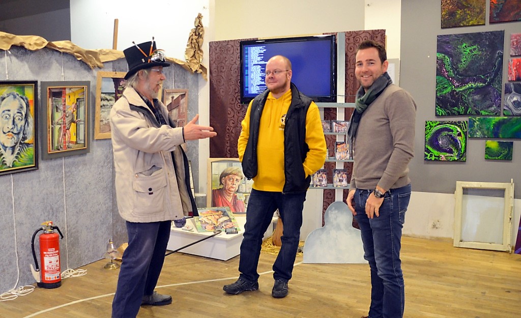 Gerade stellen Christian Holtwick (Mitte) und Sebastian Faure (re.) einen Teil ihrer künstlerischen Arbeiten bei Lothar Ruthmann (li.) aus. (Foto: © Martina Hörle)