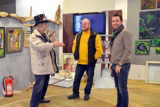 Gerade stellen Christian Holtwick (Mitte) und Sebastian Faure (re.) einen Teil ihrer künstlerischen Arbeiten bei Lothar Ruthmann (li.) aus. (Foto: © Martina Hörle)
