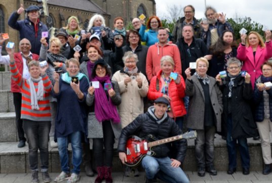 Am KulturMorgen feiern Organisator Timm Kronenberg vom city-art-project (hinten li.) und die Künstler der 20 city-art-Galerien ihr zweijähriges Jubiläum in den Clemens-Galerien. Es gibt ein buntes Programm aus Live-Musik, Tanz, Live-Kunst, Kindermalerei, Public-Shootings und Ausstellungen (Foto: © Martina Hörle)