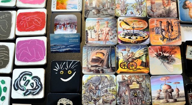 Der Kreativität sind keine Grenzen gesetzt. Mehrere hundert Blechdosen wurden schon in zauberhafte Unikate verwandelt. Jede Dose ist handsigniert. (Foto: © Martina Hörle)