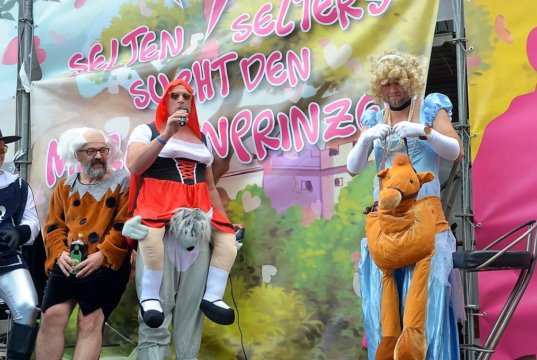 Waren wieder von Zuschauern belagert. Die Gruppe Selten Selters suchte in diesem Jahr den Märchenprinzen für Schneezöpfchen. (Foto: © Martina Hörle)