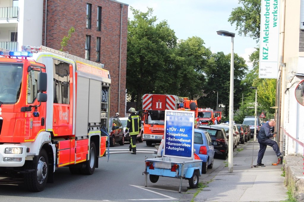 Bei Eintreffen der Feuerwehr an der Aachener Straße konnten die ersten Einsatzkräfte bereits vor dem Haus erheblichen Gasgeruch wahrnehmen. Als Erstmaßnahme wurde die Gasleitung von den Stadtwerke außerhalb des Hauses abgesperrt. (Foto: © Das SolingenMagazin)