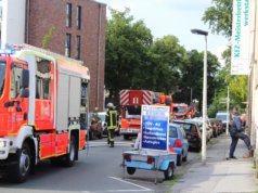 Bei Eintreffen der Feuerwehr an der Aachener Straße konnten die ersten Einsatzkräfte bereits vor dem Haus erheblichen Gasgeruch wahrnehmen. Als Erstmaßnahme wurde die Gasleitung von den Stadtwerke außerhalb des Hauses abgesperrt. (Foto: © Das SolingenMagazin)