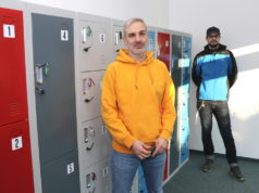 Deniz Balnak von der Firma Rocket Apes (li.) und Frederick Meisner von bdruckt.com in der neuen Walder Abholstation. (Foto: © Bastian Glumm)