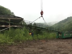 Die Situation der maroden Fußgängerbrücke an der Papiermühle hatte sich jetzt so verschärft, dass sie heute Morgen entfernt werden musste. (Foto: © Stadt Solingen)