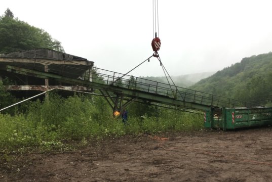 Die Situation der maroden Fußgängerbrücke an der Papiermühle hatte sich jetzt so verschärft, dass sie heute Morgen entfernt werden musste. (Foto: © Stadt Solingen)