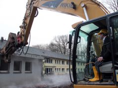 Den ersten "Biss" liess sich Oberbürgermeister Tim Kurzbach am Mittwochmorgen nicht nehmen. Er knabberte am Steuer eines Baggers den Altbau höchstpersönlich an. (Foto: © Bastian Glumm)