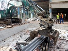 Das Hallenbad Vogelsang wird abgerissen. Bis zum 15. Januar soll dort alles fertig für die dann anstehenden Arbeiten des Neubaus sein. (Foto: © Bastian Glumm)